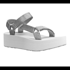 💙✌🏼 SALE ✌🏼💙 Teva platform metallic sandals